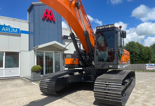 Develon DX350-LC7 geparkeerd voor Anema Arum