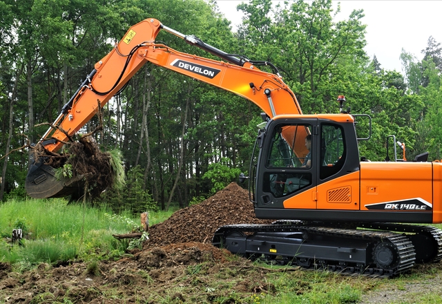 Rupskraan Develon DX140LC-7K aan het werk in het bos