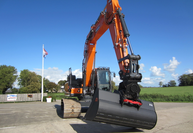 Tweedehands rupsgraafmachine DX225LC-7 bij het platteland