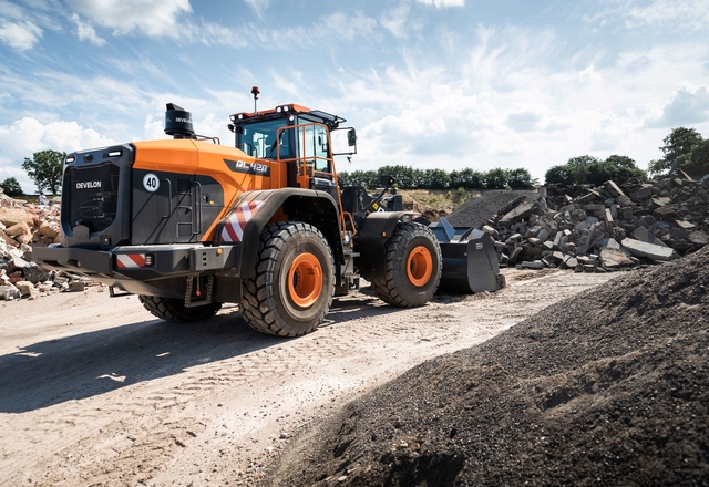 Develon DL420-wiellader aan het werk op bouwterrein