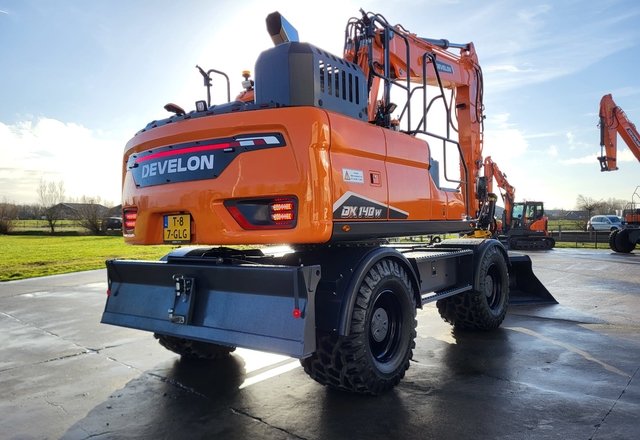 Achterkant van DX140W-7 mobiele graafmachine van Develon