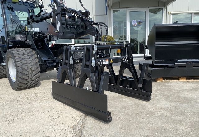 Develon machine met uitrustingsstuk