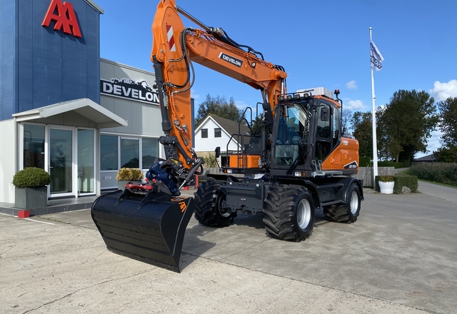 Tweedehands graafbak bevestigd aan een Develon grondverzetmachine